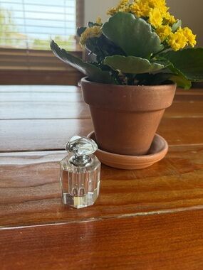 Oleg Cassini - Faceted Clear Glass Perfume Bottle w/ Decorative Stopper - Clear